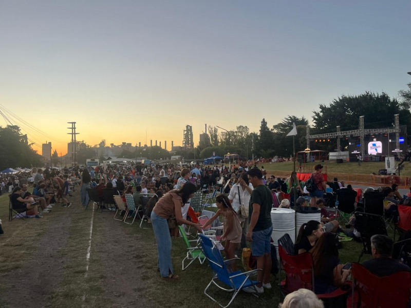 Gran marco de p�blico para la bajada de los Reyes en Sierras Bayas